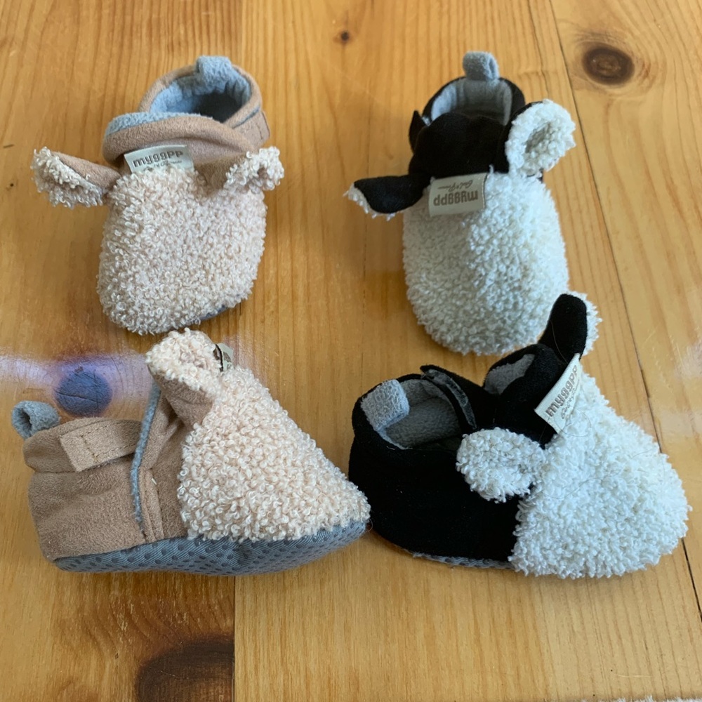Baby slippers sz 0-6 mos